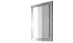 מראה עשויה קריסטלים בשילוב עיטורי אבנים משובצות מסביבה